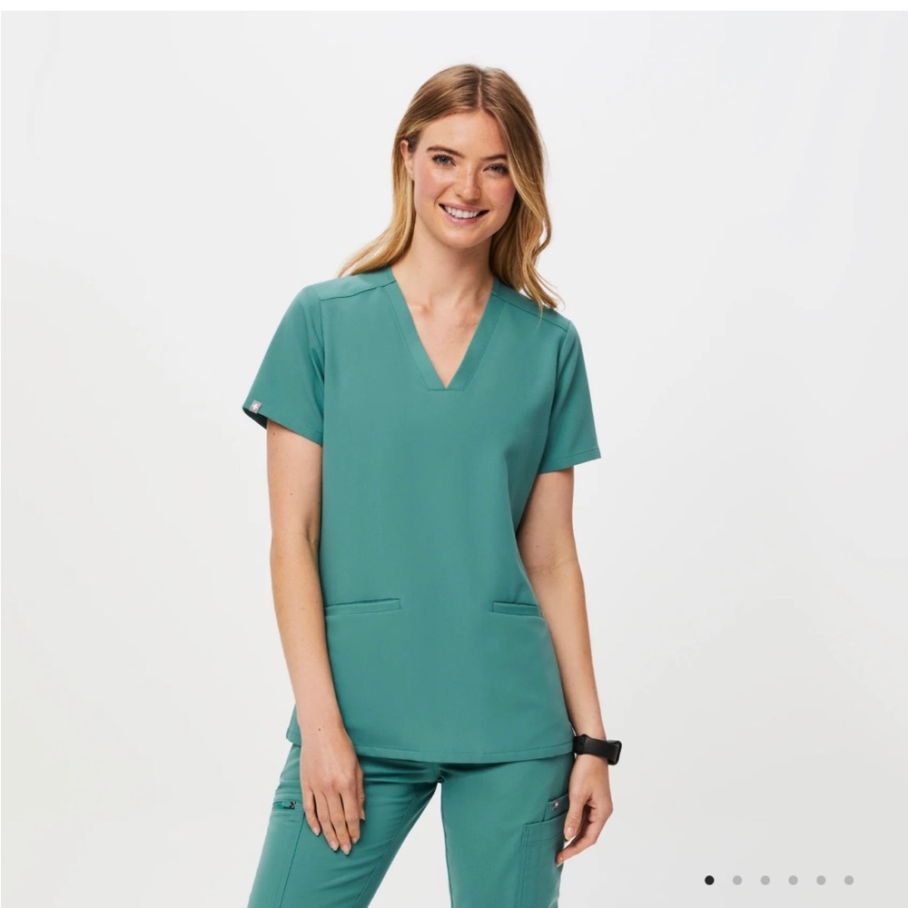 Casma- Three-Pocket Scrub Top